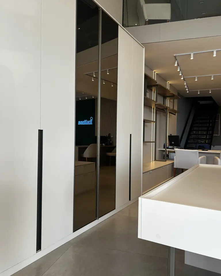 Closet planejado com portas espelhadas
