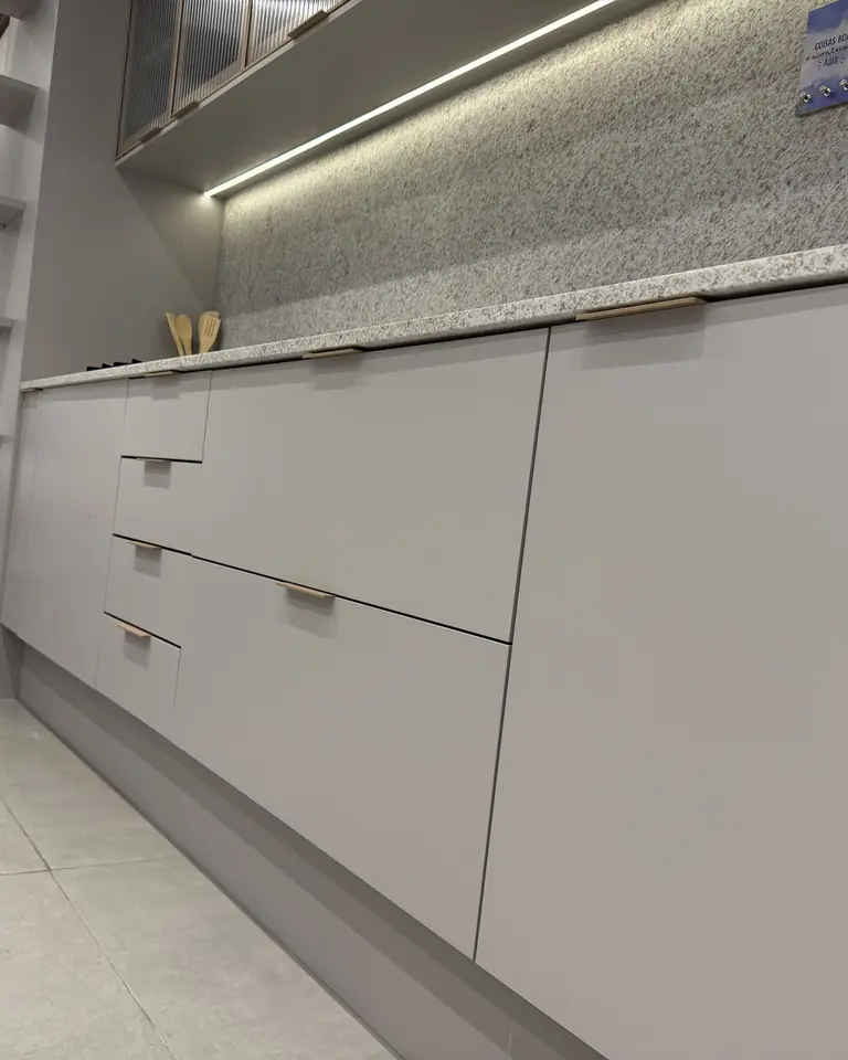 Cozinha ampla no showroom Raposo Prime