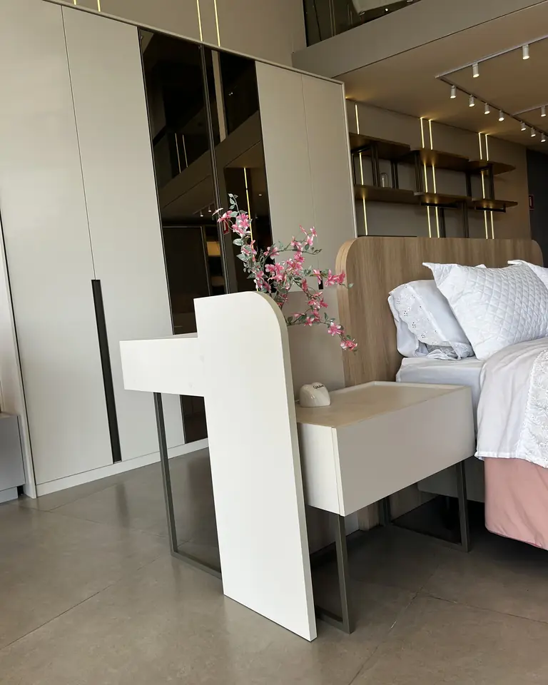Detalhe de criado-mudo planejado sob medida ao lado da cama